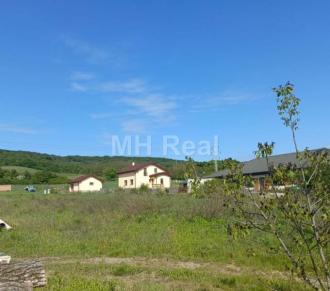 BENIAKOVCE - rovinatý pozemok 691 m2 na výstavbu RD