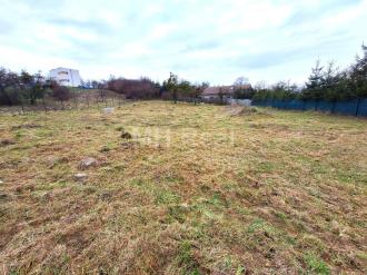 CHRASTNÉ - 3 rovinaté pozemky Pekná lokalita